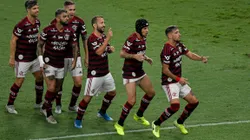 Arrascaeta jogador do Flamengo comemora seu gol com jogadores do seu time - Foto: Thiago Ribeiro/AGIF