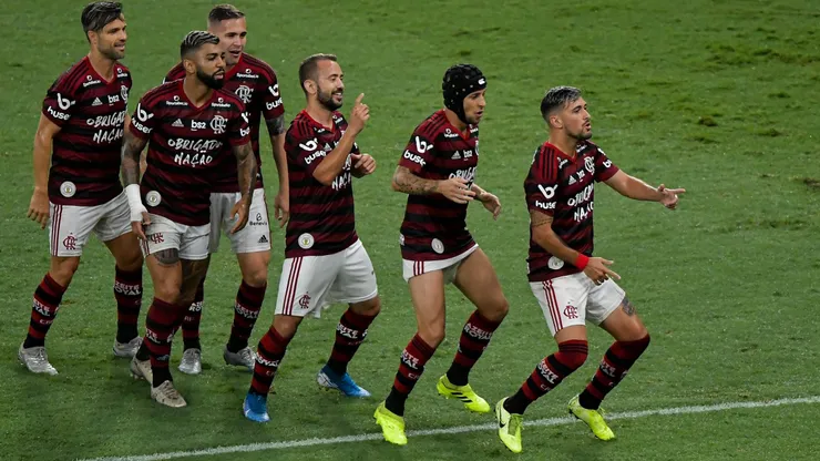Arrascaeta jogador do Flamengo comemora seu gol com jogadores do seu time - Foto: Thiago Ribeiro/AGIF
