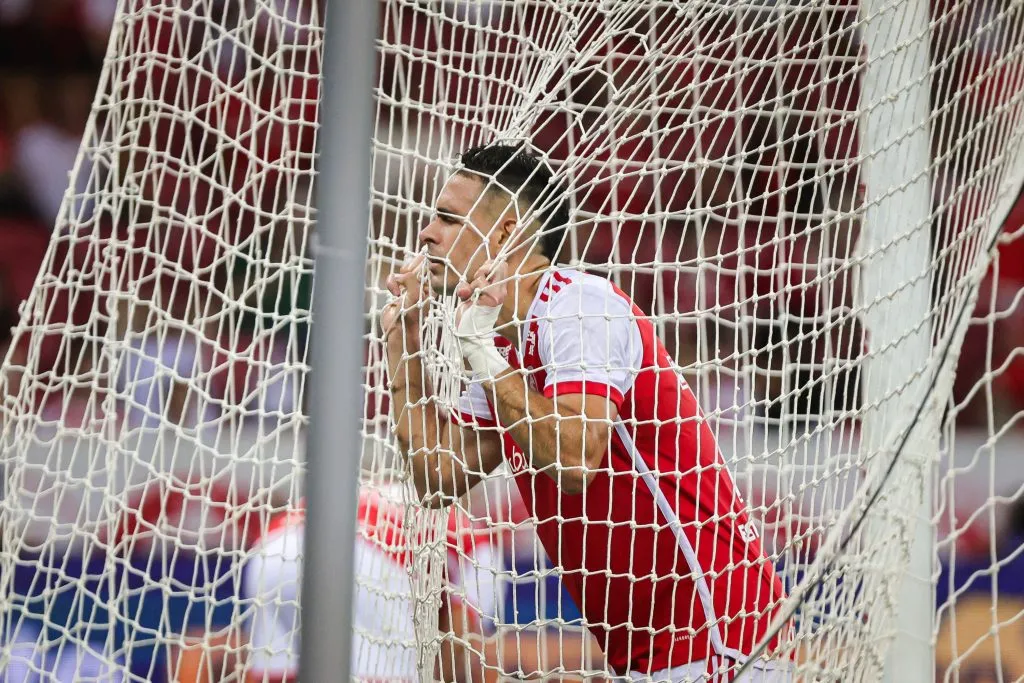 RS – PORTO ALEGRE – 02/02/2025 – GAUCHO 2025, INTERNACIONAL X AVENIDA – Borre jogador do Internacional lamenta durante partida contra o Avenida no estadio Beira-Rio pelo campeonato Gaucho 2025. Foto: Maxi Franzoi/AGIF