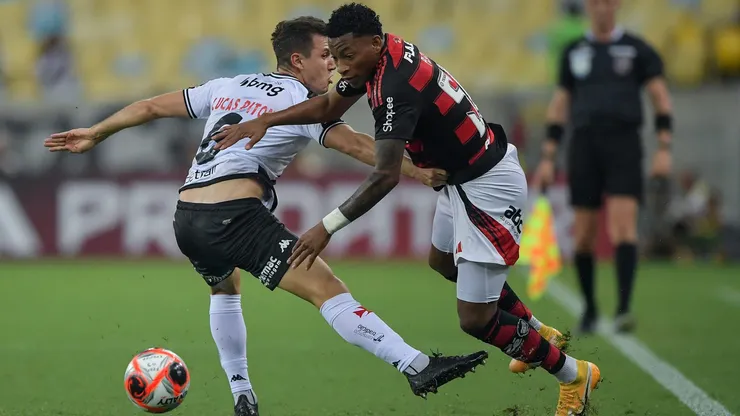 Diretoria do Flamengo se incomoda com definição sobre ingressos para clássico no Nilton santos.