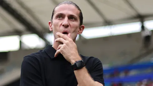 Filipe Luís comandando o Flamengo em partida no Maracanã. Wagner Meier/Getty Images