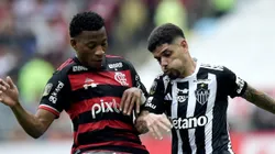 RJ - RIO DE JANEIRO - 03/11/2024 - COPA DO BRASIL 2024, FLAMENGO X ATLETICO-MG - Plata jogador do Flamengo disputa lance com Rubens jogador do Atletico-MG durante partida no estadio Maracana pelo campeonato Copa Do Brasil 2024. Foto: