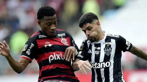 RJ - RIO DE JANEIRO - 03/11/2024 - COPA DO BRASIL 2024, FLAMENGO X ATLETICO-MG - Plata jogador do Flamengo disputa lance com Rubens jogador do Atletico-MG durante partida no estadio Maracana pelo campeonato Copa Do Brasil 2024. Foto: