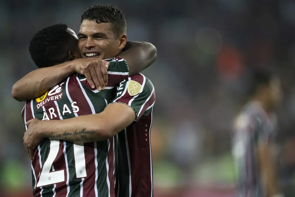RJ – RIO DE JANEIRO – 20/08/2024 – COPA LIBERTADORES 2024, FLUMINENSE X GREMIO – Thiago Silva jogador do Fluminense comemora classificacao com Jhon Arias jogador da sua equipe apos partida contra o Gremio no estadio Maracana pelo campeonato Copa Libertadores 2024.  Foto: Jorge Rodrigues/AGIF