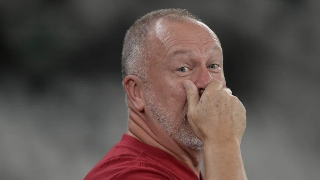 Mano Menezes técnico do Fluminense durante partida contra o Botafogo no estádio Engenhão pelo campeonato Carioca 2025. Foto: Thiago Ribeiro/AGIF