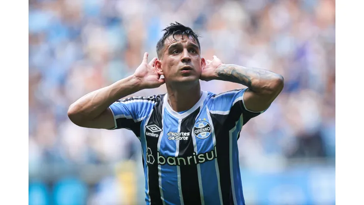 RS - PORTO ALEGRE - 01/12/2024 - BRASILEIRO A 2024, GREMIO X SAO PAULO - Cristaldo jogador do Gremio comemora seu gol durante partida contra o Sao Paulo no estadio Arena do Gremio pelo campeonato Brasileiro A 2024. Foto: Maxi Franzoi/AGIF