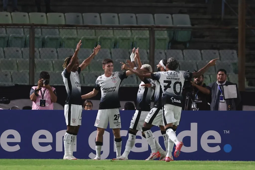 Carillo marcou o gol do Corinthians, no empate em 1 a 1 em Caracas. Foto: Edilzon Gamez/Getty Images.
