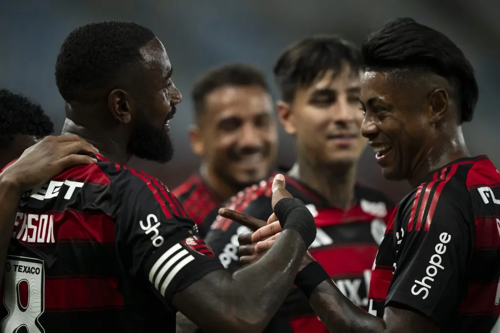 Gerson jogador do Flamengo comemora seu gol com Bruno Henrique – Foto: Jorge Rodrigues/AGIF
