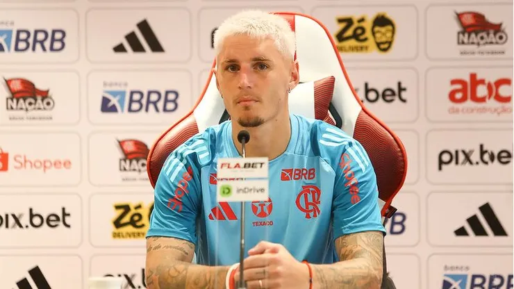 Varela concedeu entrevista coletiva. Foto: Gilvan de Souza/Flamengo