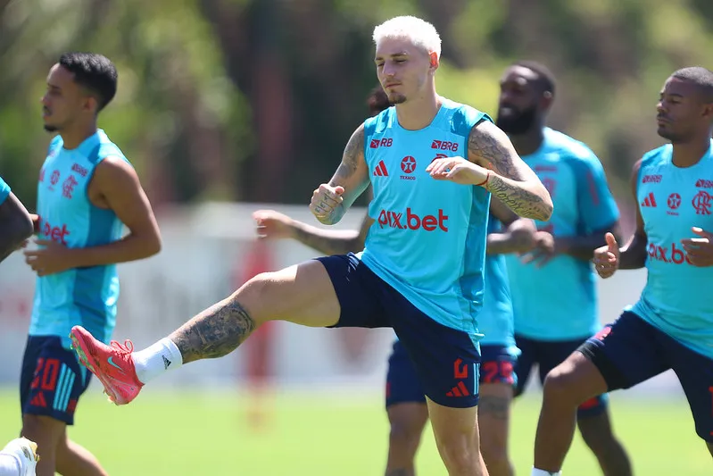 Varela durante treino no Flamengo. Foto: Gilvan de Souza/Flamengo