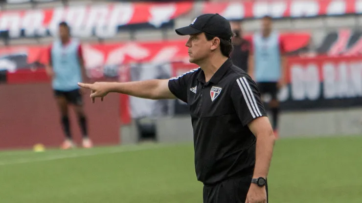 Fernando Diniz, ex-técnico do São Paulo, durante partida contra o Athletico-PR no estadio Arena da Baixada pelo campeonato Brasileiro A 2020. Foto: Robson Mafra/AGIF