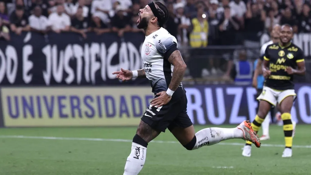 Memphis Depay jogador do Corinthians durante partida contra o São Bernardo no estádio Arena Corinthians pelo campeonato Paulista 2025. Foto: Marcello Zambrana/AGIF