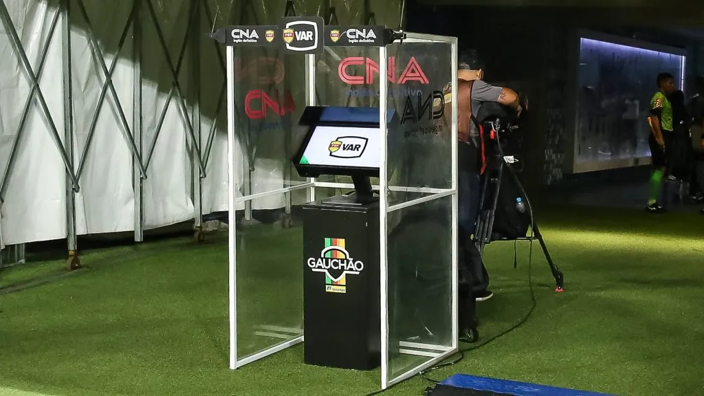 Torcida do Grêmio prepara protesto para jogo contra o Juventude, em Caxias do Sul.