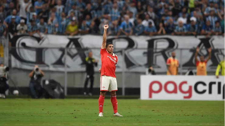 Taison tem contrato com o PAOK da Grécia até julho e tem interesse em voltar para o Internacional.