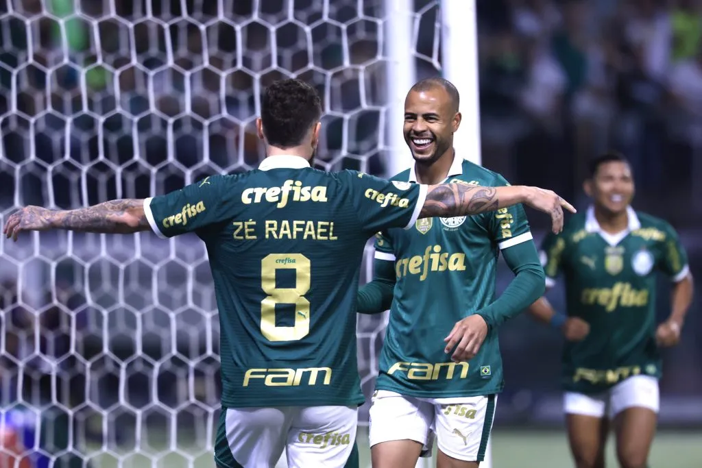 SP – SAO PAULO – 23/06/2024 – BRASILEIRO A 2024, PALMEIRAS X JUVENTUDE – Mayke jogador do Palmeiras comemora seu gol com Ze Rafael jogador da sua equipe durante partida contra o Juventude no estadio Arena Allianz Parque pelo campeonato Brasileiro A 2024. Foto: Marcello Zambrana/AGIF