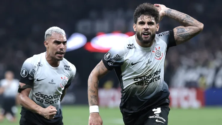Matheusinho e Yuri Alberto comemorando gol pela Copa Libertadores 2025. Foto: Marcello Zambrana/AGIF