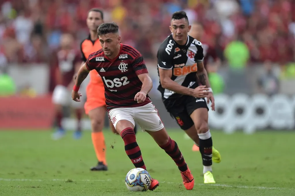 Arrascaeta disputa jogada com Raul, do Vasco. Foto: Thiago Ribeiro/AGIF.