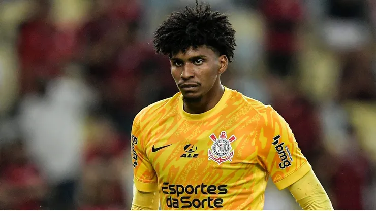 Hugo Souza reprovou atuação do Corinthians.