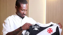 Loide posando com a camisa do Vascão