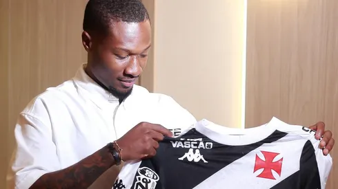 Loide posando com a camisa do Vascão