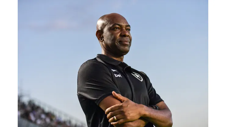 Cláudio Caçapa técnico do Botafogo durante partida contra o Vasco no estádio São Januário pelo campeonato Carioca 2025. Foto: Thiago Ribeiro/AGIF