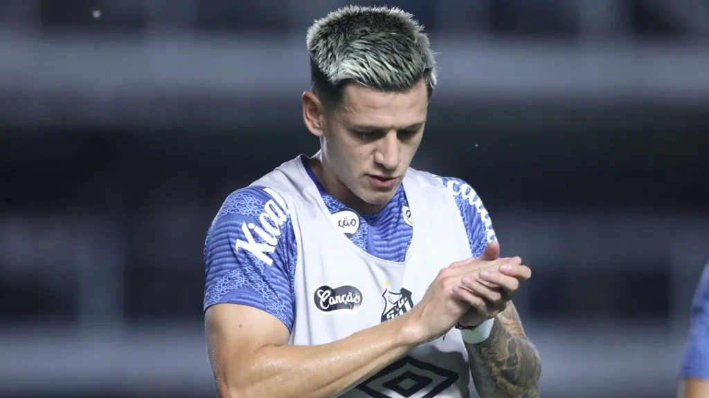 Leo Godoy perdeu espaço no elenco do Santos – Foto: Reinaldo Campos/AGIF