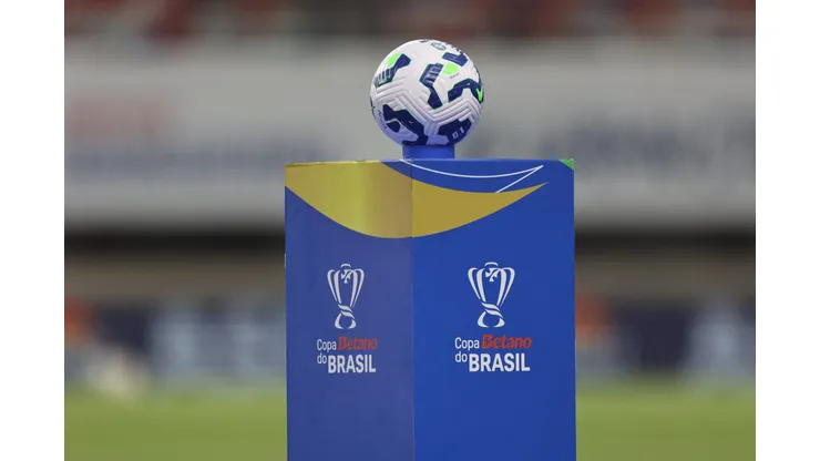 A bola do jogo vista antes da partida entre Águia de Marabá e Fluminense no estádio Mangueirão pelo campeonato Copa Do Brasil 2025. Foto: Fernando Torres/AGIF