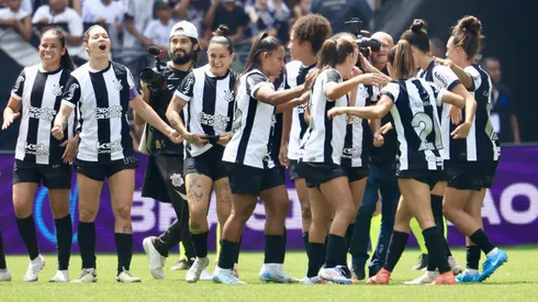 Jogadoras do Corinthians comemoram vitória ao final da partida contra o São Paulo no estádio Arena Corinthians pelo campeonato Brasileiro A Feminino 2024. Foto: Marcello Zambrana/AGIF