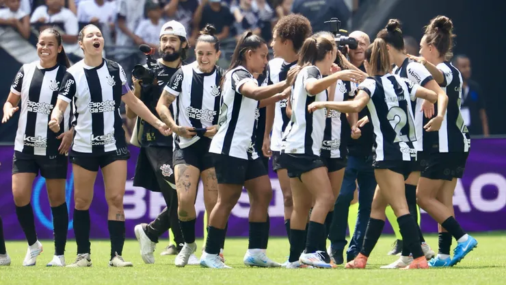 Jogadoras do Corinthians comemoram vitória ao final da partida contra o São Paulo no estádio Arena Corinthians pelo campeonato Brasileiro A Feminino 2024. Foto: Marcello Zambrana/AGIF