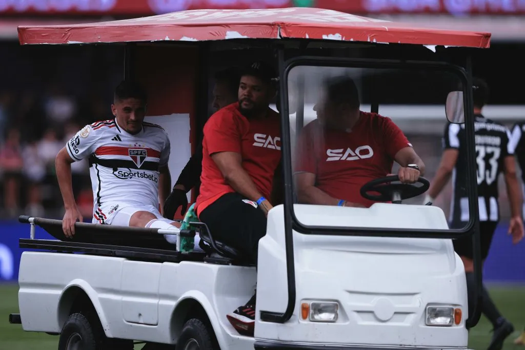 Pablo Maia saindo de maca em partida do SPFC. Foto: Ettore Chiereguini/AGIF