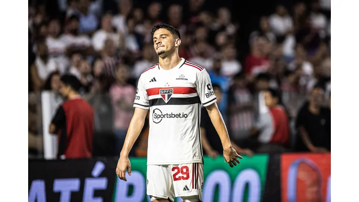 Pablo Maia jogador do São Paulo durante partida contra o Bragantino no estádio Vila Belmiro pelo campeonato Brasileiro A 2023. Foto: Abner Dourado/AGIF