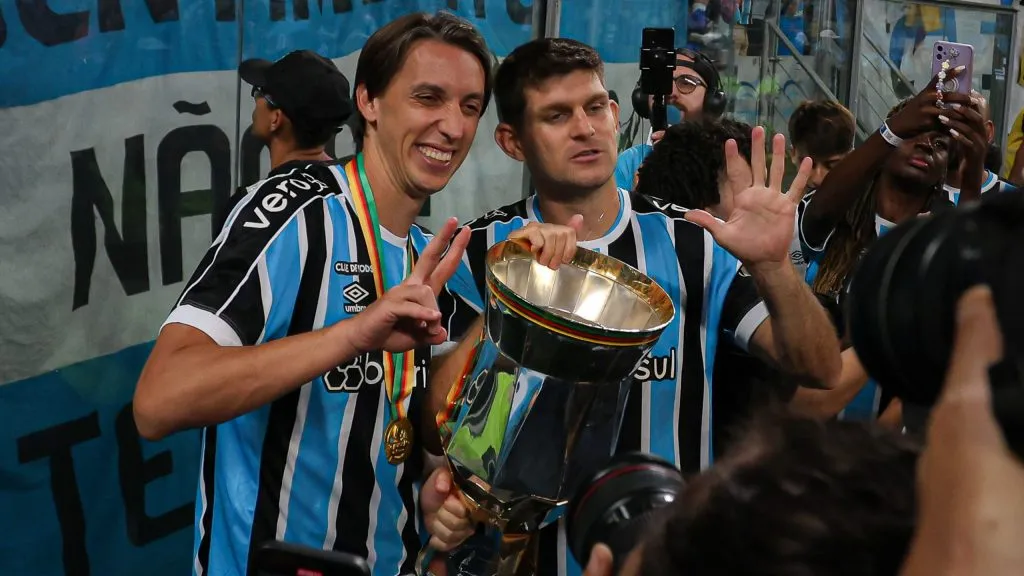 Jogadores comemoram o título do Gauchão 2024. Maxi Franzoi/AGIF.