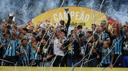 Jogadores do Grêmio comemoram tÍtulo de campeão durante cerimônia de premiação após vitoria contra o Juventude, pela final do Gauchão de 2024. Foto: Maxi Franzoi/AGIF.