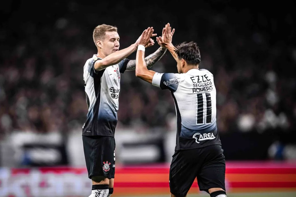 SP – SAO PAULO – 23/02/2025 – PAULISTA 2025, CORINTHIANS X GUARANI – Angel Romero jogador do Corinthians comemora seu gol com Charles jogador da sua equipe durante partida contra o Guarani no estadio Arena Corinthians pelo campeonato Paulista 2025. Foto: Leonardo Lima/AGIF