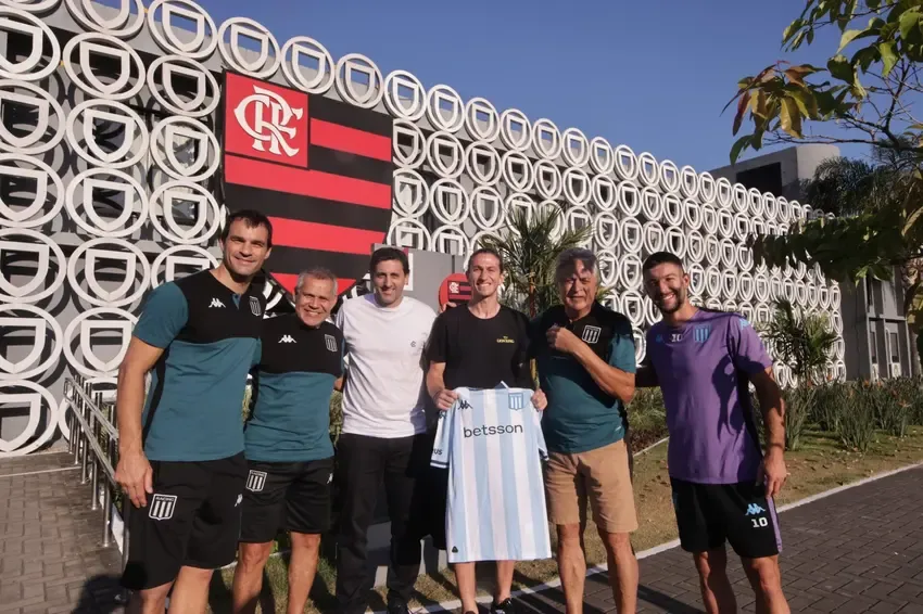 Filipe Luís, técnico do Flamengo, recebe camisa do Racing, da Argentina – (Foto: Divulgação/Racing)