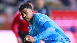 John disputando lance no futebol mexicano.