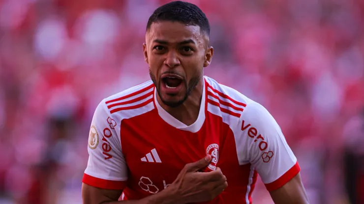 Wanderson jogador do Internacional comemora seu gol durante partida contra o Bragantino no estádio Beira-Rio pelo campeonato Brasileiro A 2024.