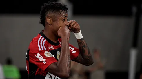Bruno Henrique,jogador do Flamengo, comemora seu gol durante partida contra o Botafogo, no Nilton Santos, pelo campeonato Brasileiro 2023. Foto: Thiago Ribeiro/AGIF.