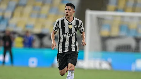 RJ - RIO DE JANEIRO - 12/02/2025 - CARIOCA 2025, FLAMENGO X BOTAFOGO - Savarino jogador do Botafogo durante partida contra o Flamengo no estadio Maracana pelo campeonato Carioca 2025. Foto: Thiago Ribeiro/AGIF