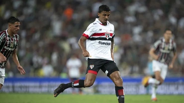 Luiz Gustavo jogador do São Paulo durante partida contra o Fluminense no estádio Maracanã pelo campeonato Brasileiro A 2024. Foto: Jorge Rodrigues/AGIF