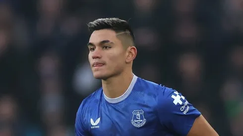 Alcaraz, meia argentino do Flamengo, emprestado ao Everron, da Inglaterra - Foto: Lewis Storey/Getty Images