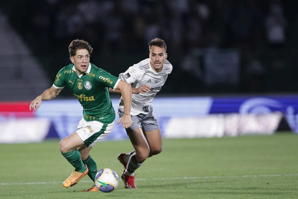 SP – CAMPINAS – 28/09/2024 – BRASILEIRO A 2024, PALMEIRAS X ATLETICO-MG – Giay jogador do Palmeiras disputa lance com Igor gomes jogador do Atletico-MG durante partida no estadio Brinco de Ouro pelo campeonato Brasileiro A 2024. Foto: Ettore Chiereguini/AGIF