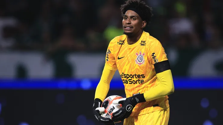 Hugo Souza, goleiro do Corinthians durante partida contra o Palmeiras no estadio Arena Allianz Parque pelo campeonato Paulista 2025. Foto: Ettore Chiereguini/AGIF