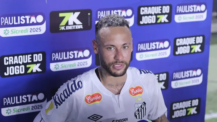 Neymar Jr. jogador do Santos deixa o campo apos partida contra o Agua Santa no estadio Vila Belmiro pelo campeonato Paulista 2025. Foto: Reinaldo Campos/AGIF
