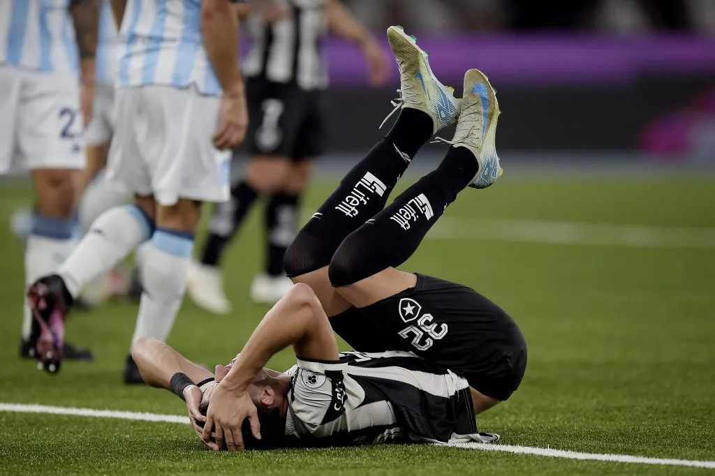 Jair Cunha jogador do Botafogo lamenta durante partida contra o Racing no estadio Engenhao pelo campeonato Recopa Sul-americana 2025. Foto: Alexandre Loureiro/AGIF