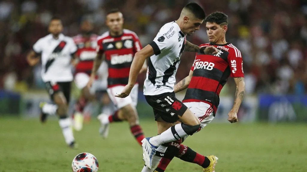 Pec e Ayrton Lucas disputam jogada em clássico disputado em 2023. Foto: Daniel Ramalho.