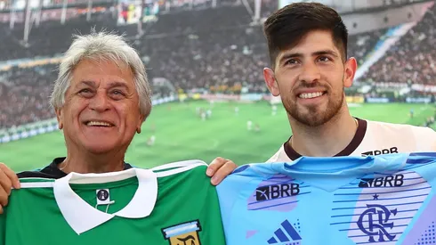 Ubaldo Fillol e Agustín Rossi se encontraram, no CT do Flamengo, e trocaram camisas. Foto: Gilvan de Souza/Flamengo.