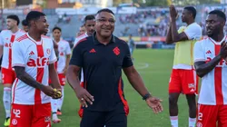 Roger Machado, ao lado dos jogadores, celebra a vitória sobre o Caxias, pela semifinal do Gauchão. Foto: Ricardo Duarte/Internacional.