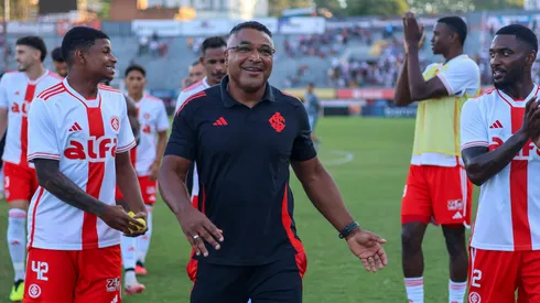 Roger Machado, ao lado dos jogadores, celebra a vitória sobre o Caxias, pela semifinal do Gauchão. Foto: Ricardo Duarte/Internacional.