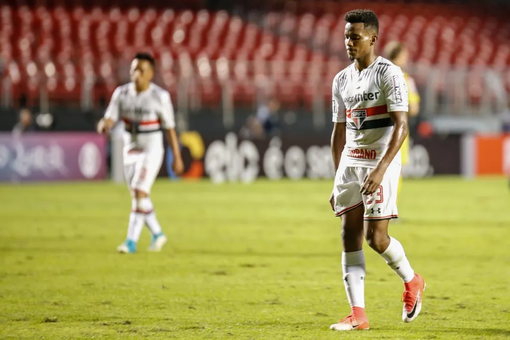 Thiago Mendes com a camisa do São Paulo – Foto: Marcello Zambrana/AGIF